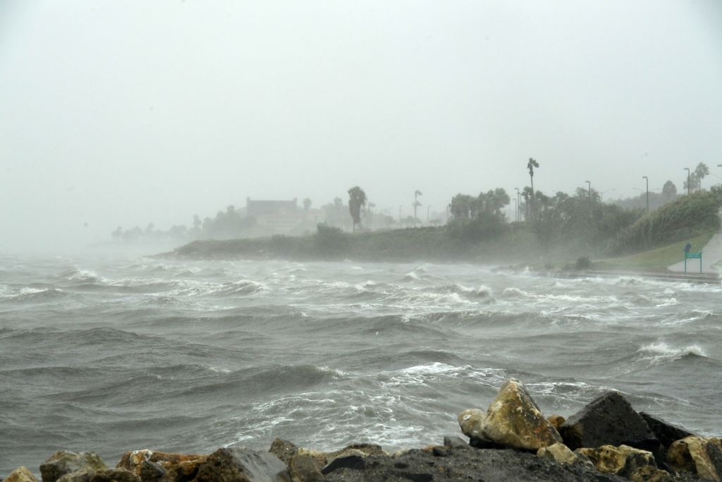 Strong winds batter seaside houses Strong winds batter seaside houses