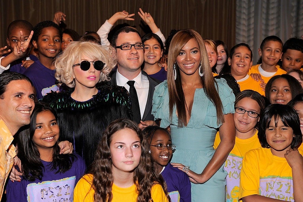 Lady Gaga and Beyonce post with children’s chorus Singers Lady Gaga and Beyonce