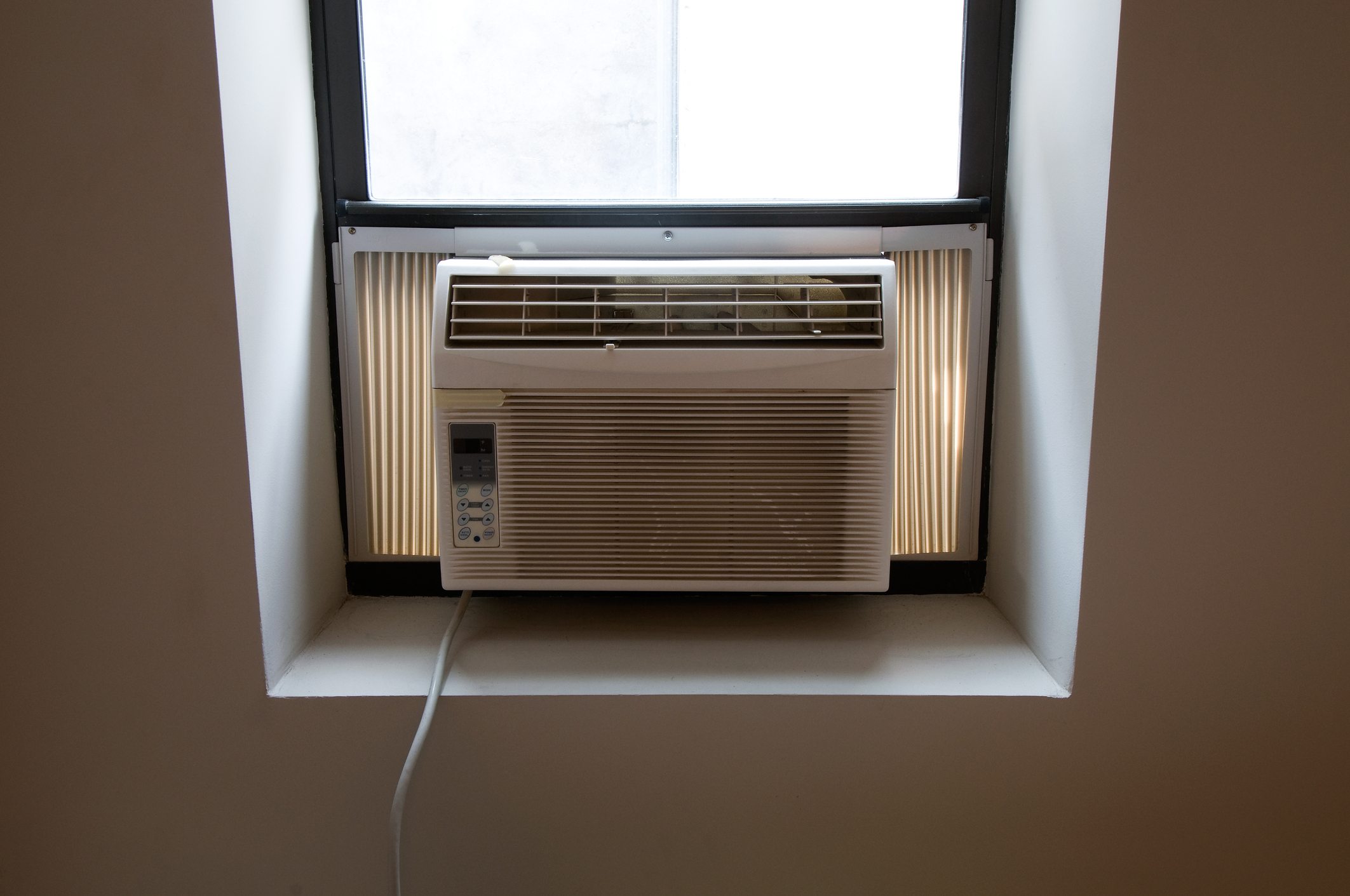 Air conditioning unit in window