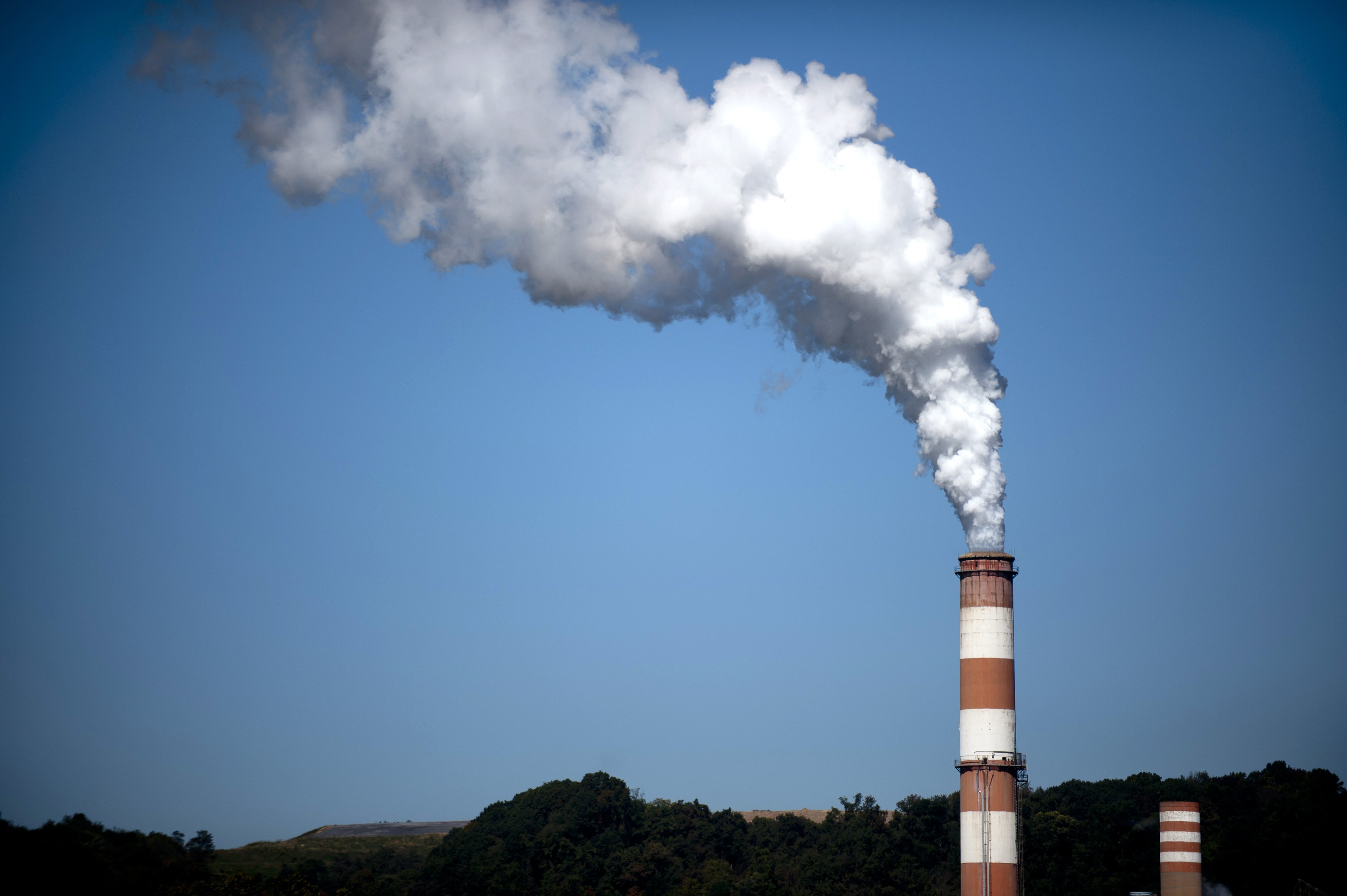 A plume of exhaust extends from the a coal-fired power plant.