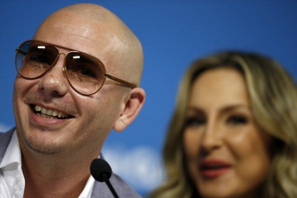 Pitbull with Claudia Leitte tight on faces