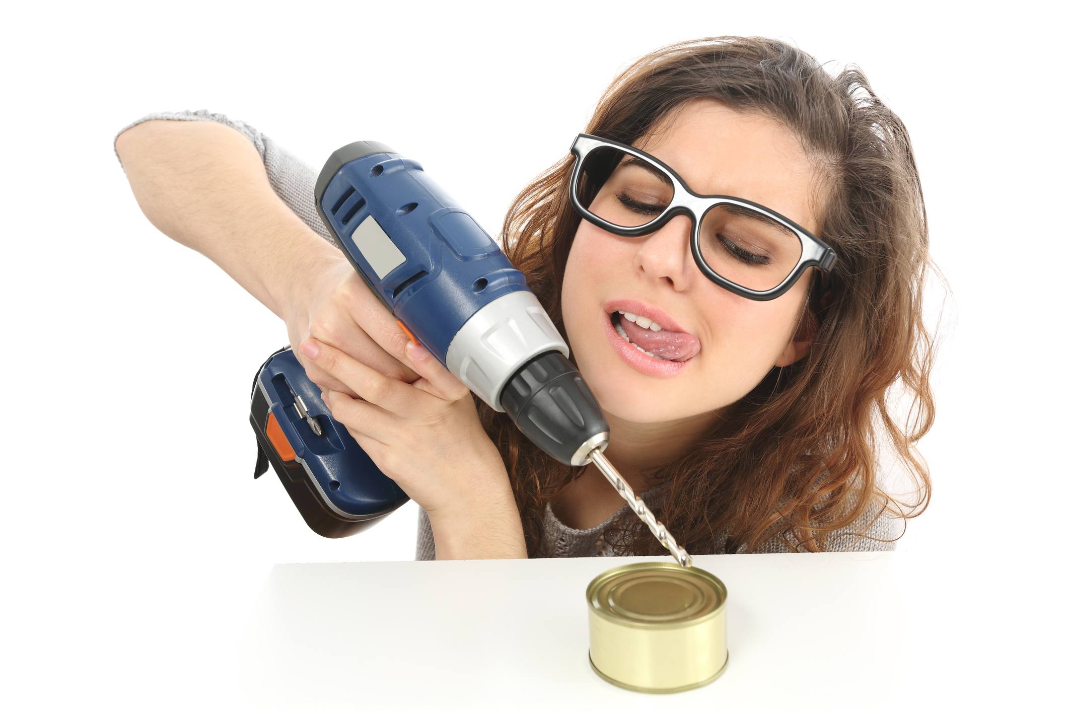 woman trying to open can