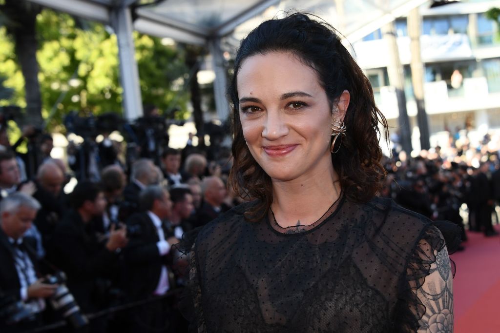 Asia Argento in black lace with crowd behind her Asia Argento in black with a crowd