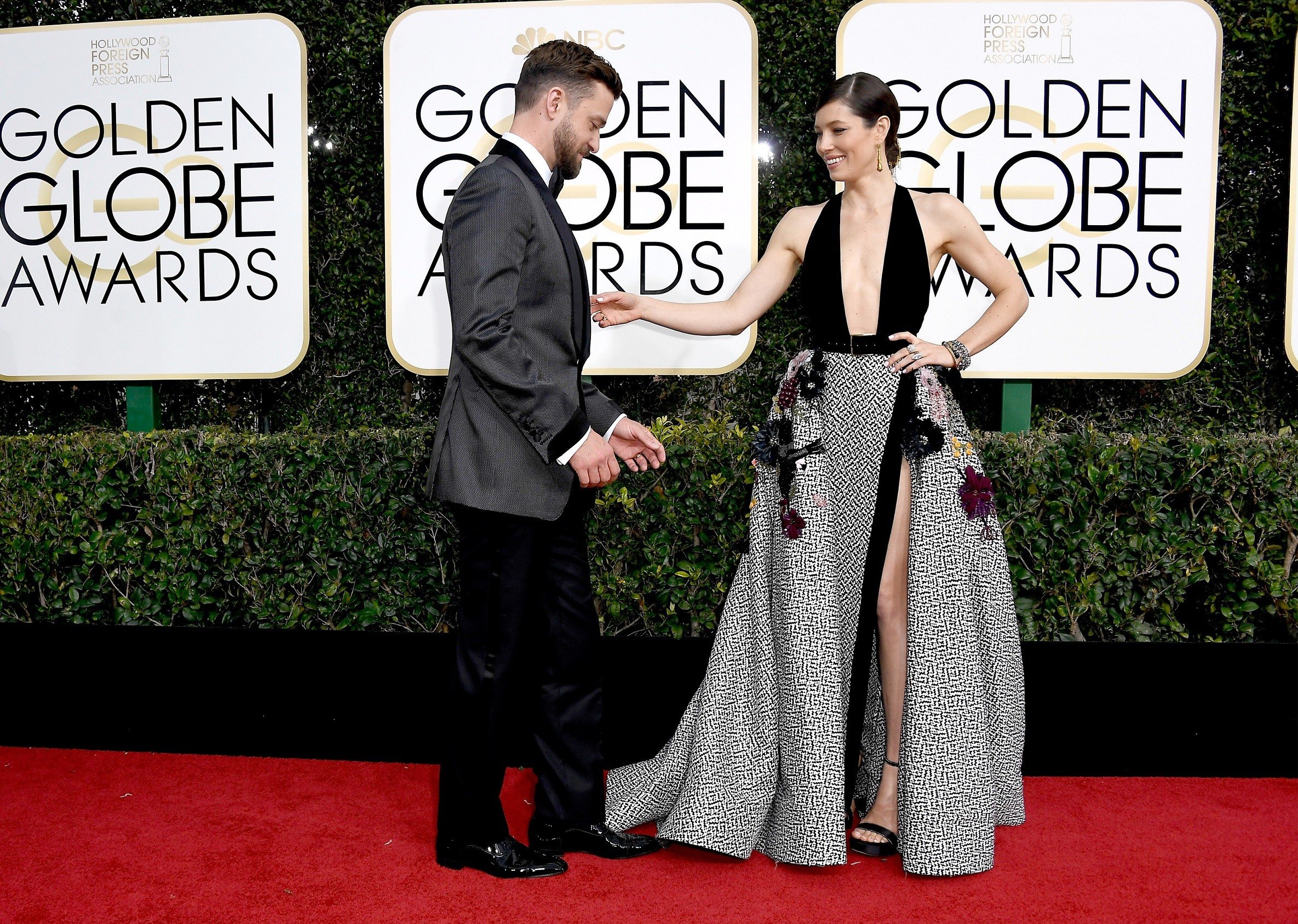 Justin Timberlake and Jessica Biel posing for photographers on a red carpet.