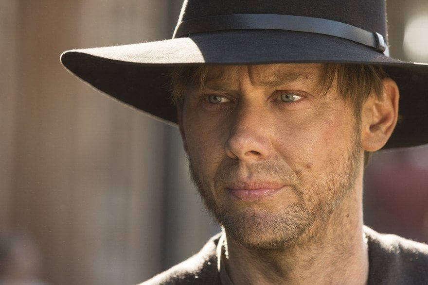 Jimmi Simpson as William wears a black hat in Westworld Jimmi Simpson as William wears a black hat in Westworld