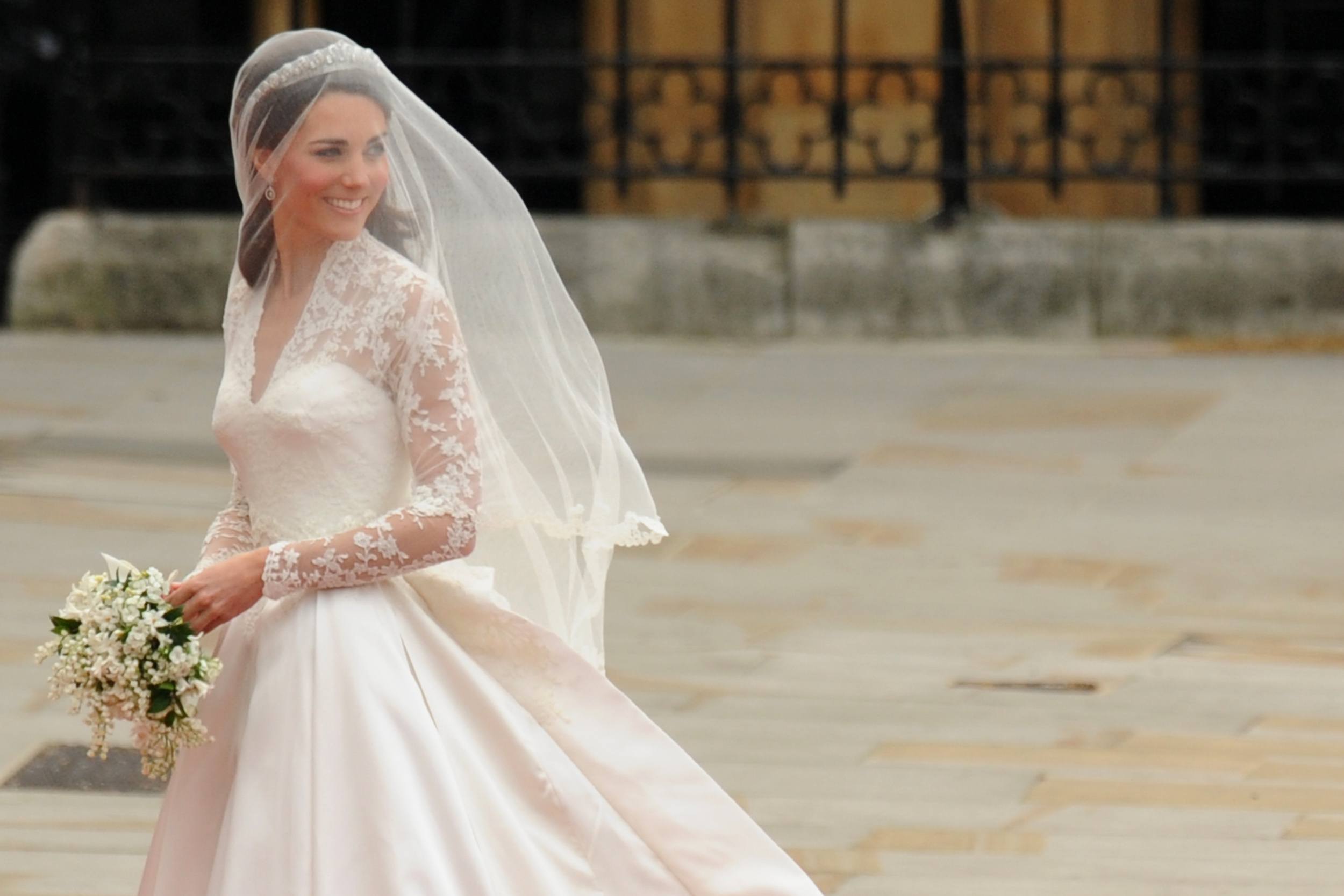 kate middleton wedding dress cost