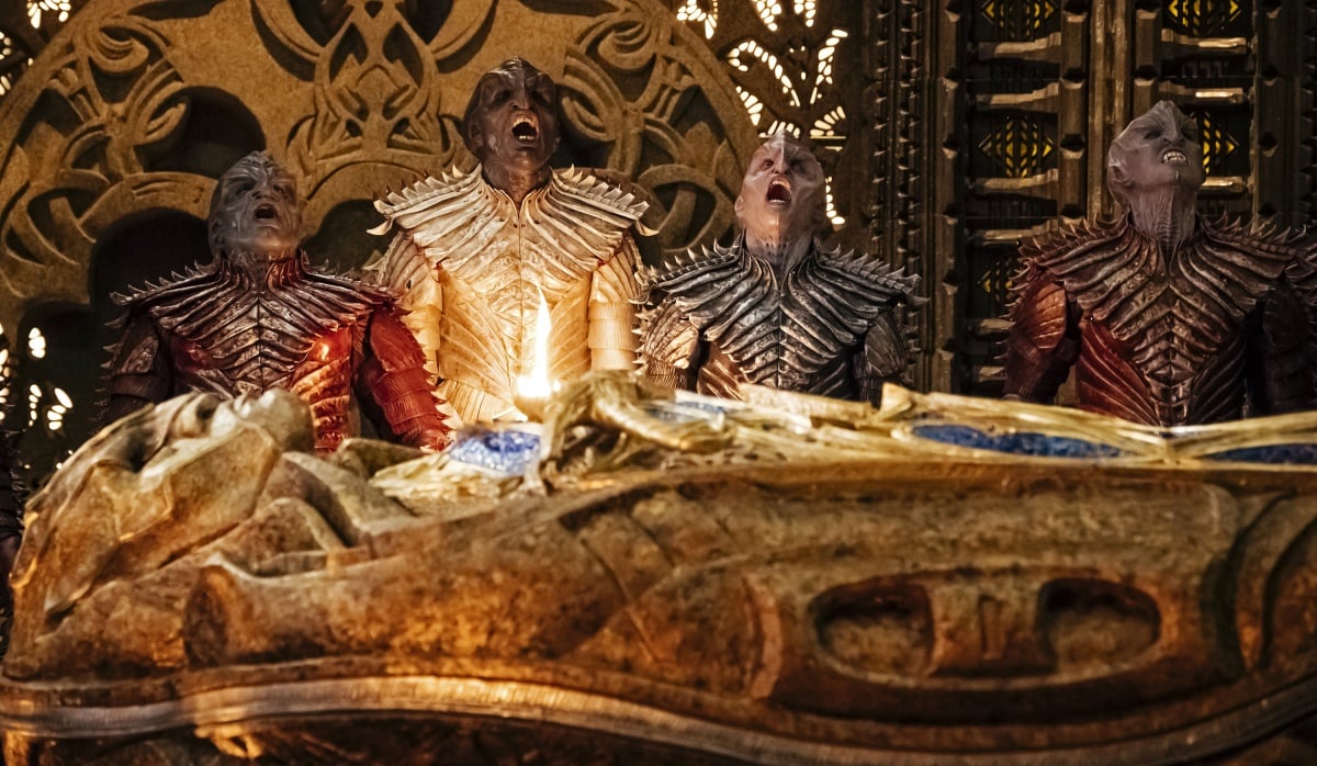 Klingons look up with open mouths in Star Trek: Discovery