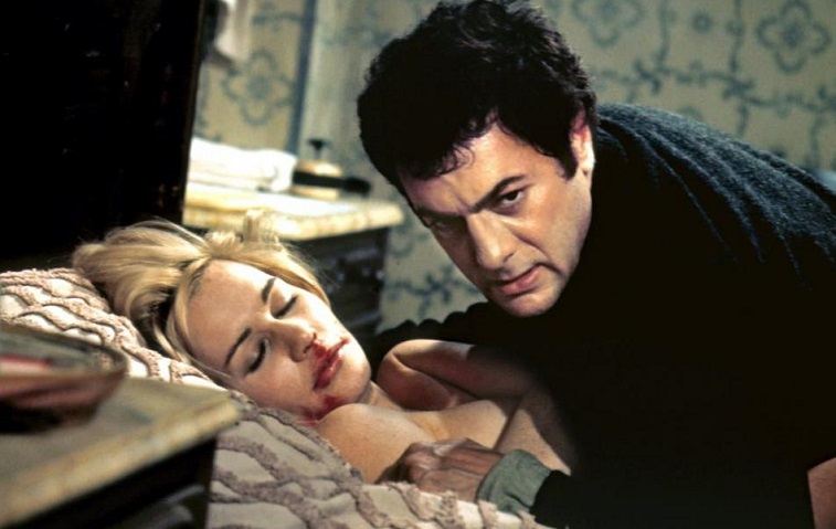 Tony Curtis as Albert DeSalvo and Sally Kellerman as Dianne Cluny in The Boston Strangler on a bed