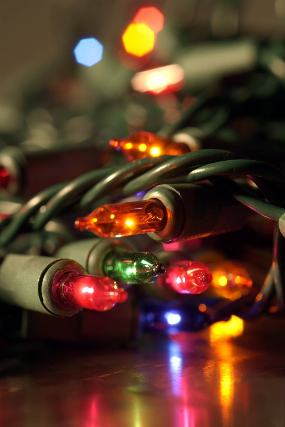 15 Reasons Why Putting Up Christmas Lights Is the Worst