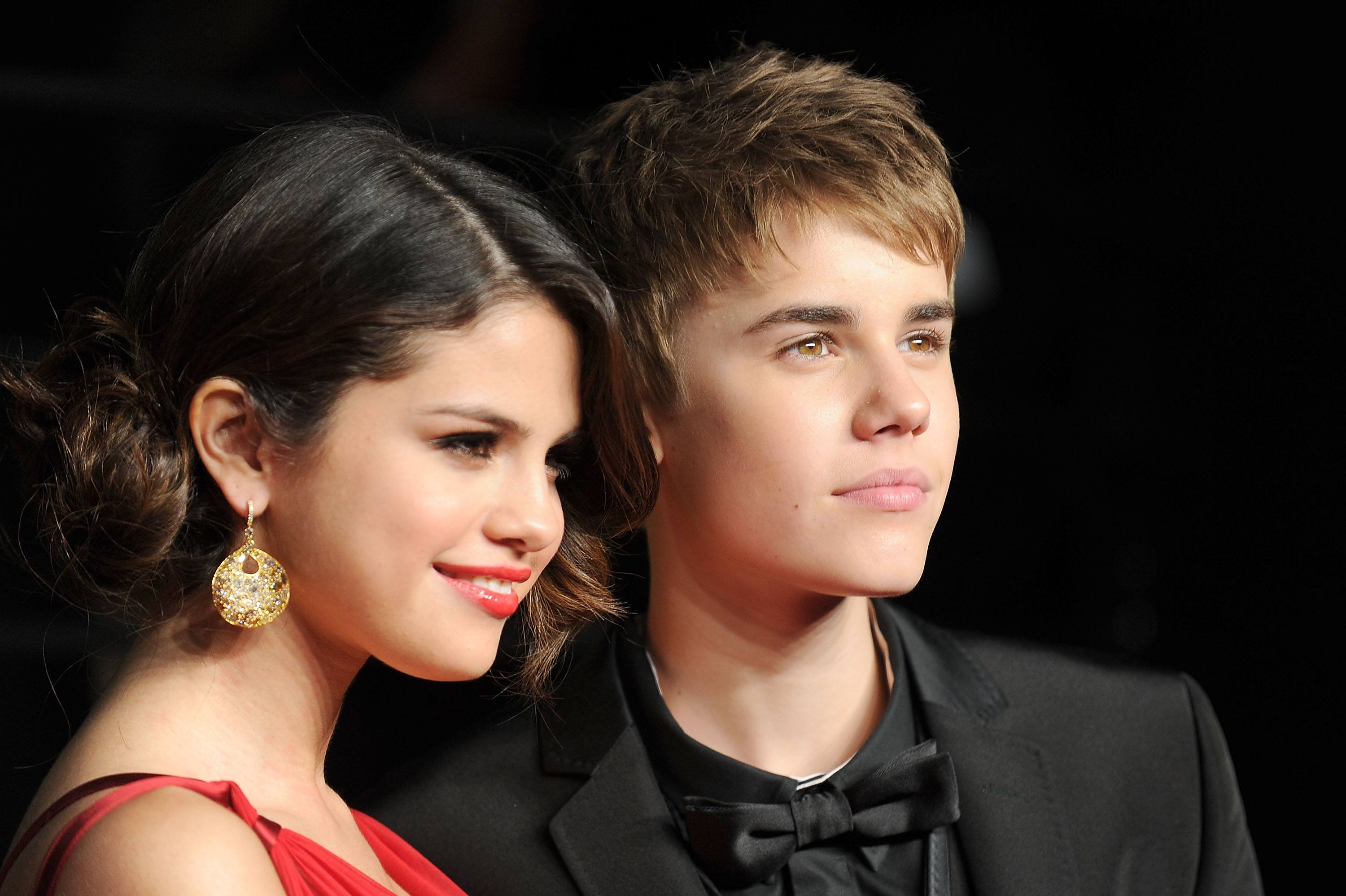 Selena Gomez and Justin Bieber arrive at the Vanity Fair Oscar party.