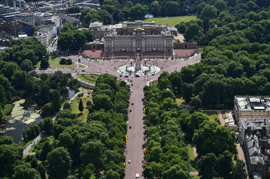 an aerial view of the mall up to buckingham palace an aerial view of the mall up to buckingham palace