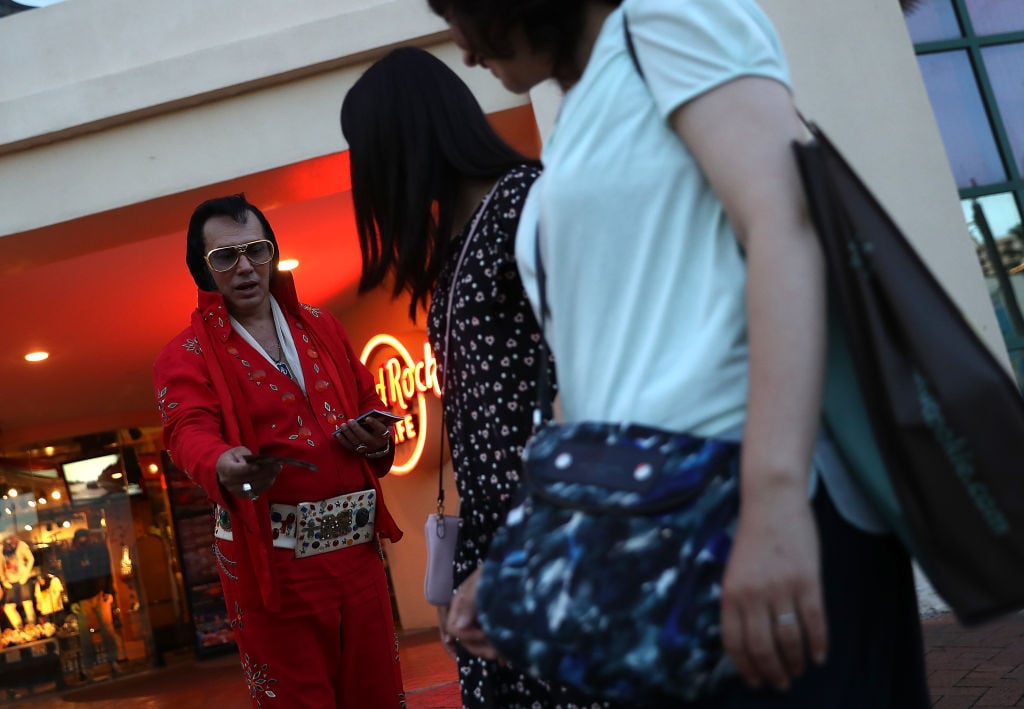 Un imitador de Elvis reparte volantes frente al Hard Rock Cafe en Guam.