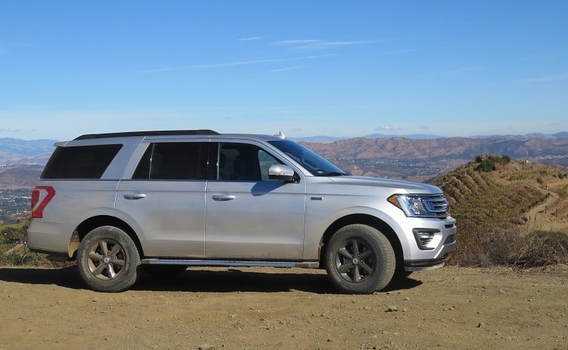 Profile view of 2018 Ford Expedition at precipice