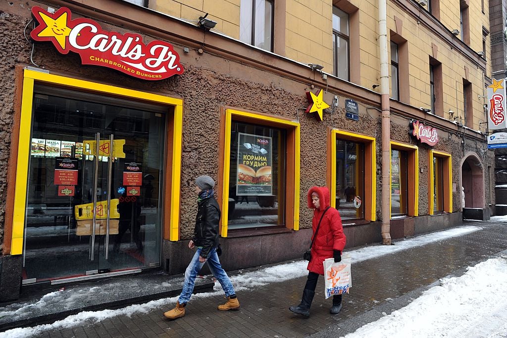 Carl's Jr. announced on January 12 that it had decided to close most of its fast-food outlets in Russia due to the economic crisis