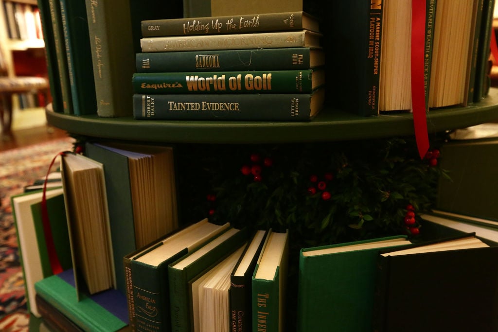 Book volumes that form a Christmas tree Book volumes that form a Christmas tree