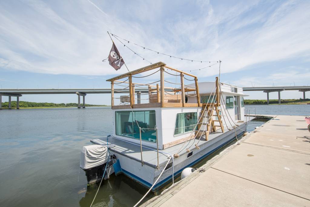 houseboat