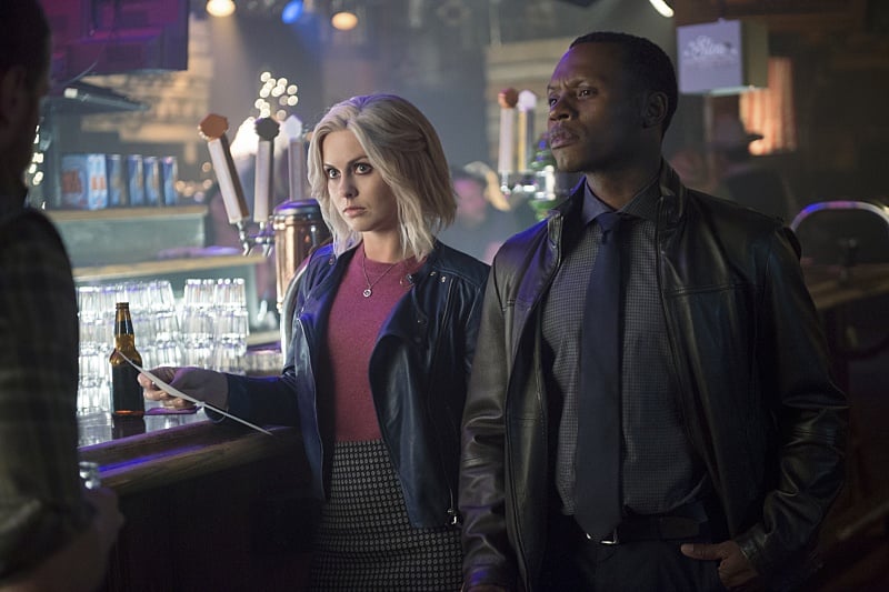 Rose McIver and Malcolm Goodwin on iZombie in a bar Rose McIver and Malcolm Goodwin on iZombie in a bar
