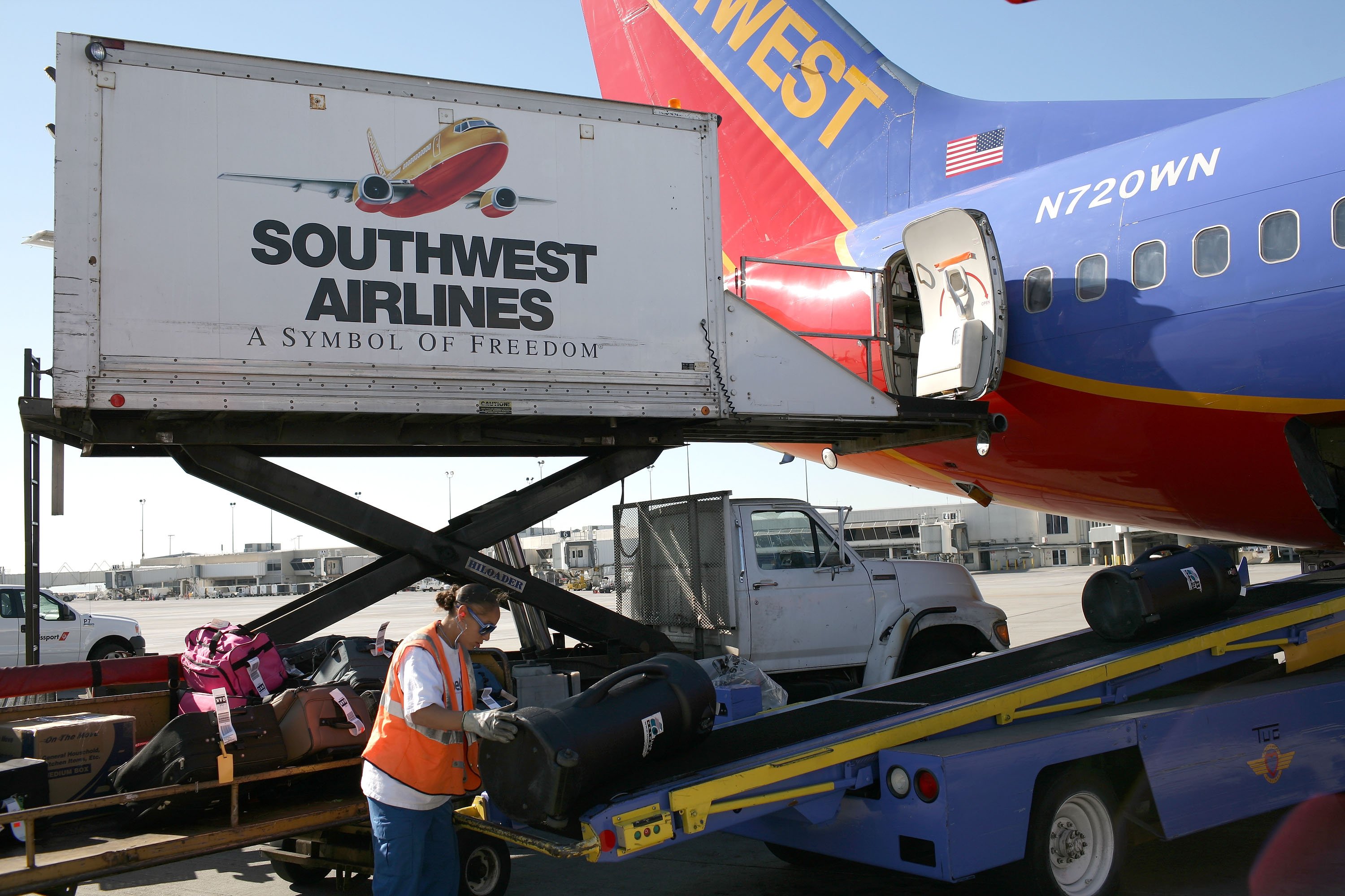 15 Secrets Your Airport Baggage Handler Won’t Tell You