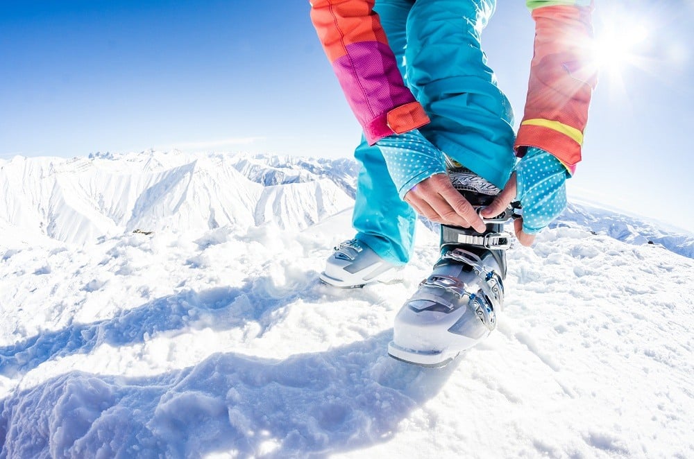 Fastening the ski boots Fastening the ski boots