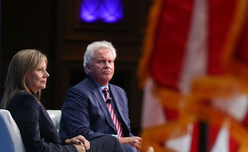 Mary Barra of GM sits with Jeff Immelt of GE in June 2017.