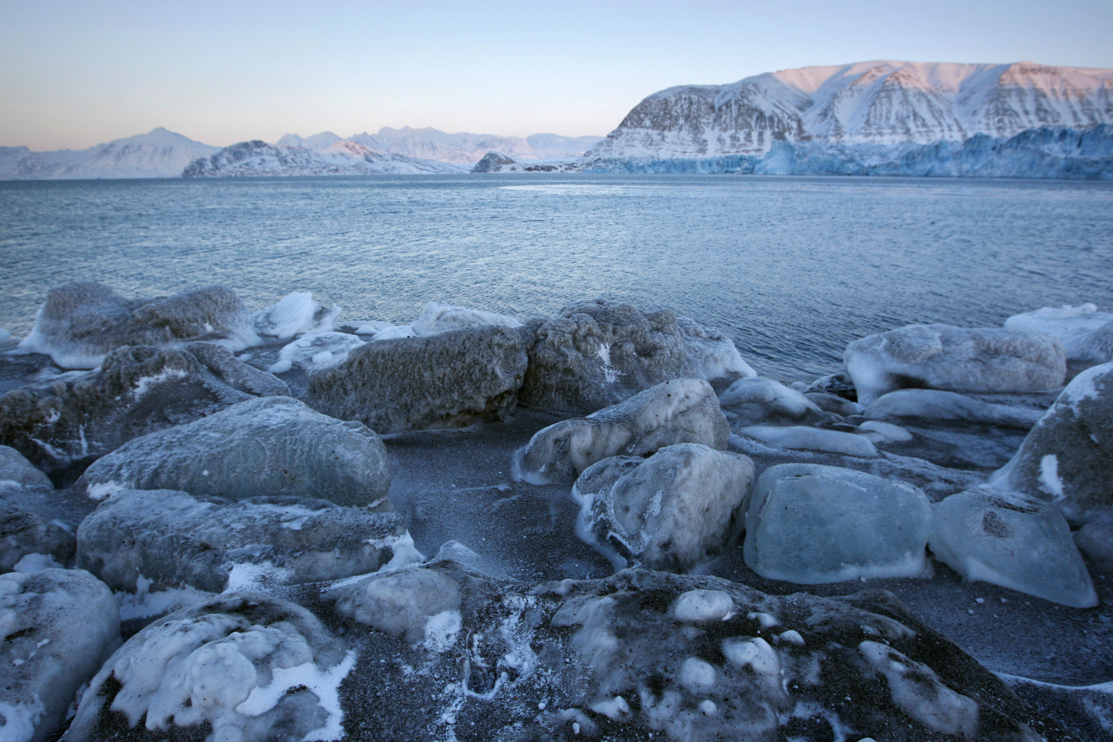 The edge of Kongsbreen glacial bay, the Kings Glacier. The edge of Kongsbreen glacial bay, the Kings Glacier.