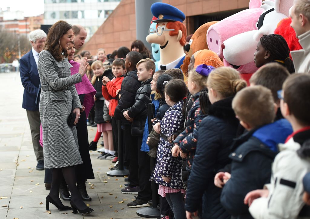 Kate Middleton greets children while pregnant 