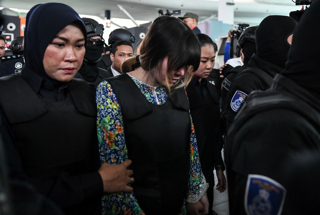 Vietnamese defendant Doan Thi Huong (C) is escorted by police personnel towards the low-cost carrier Kuala Lumpur International Airport