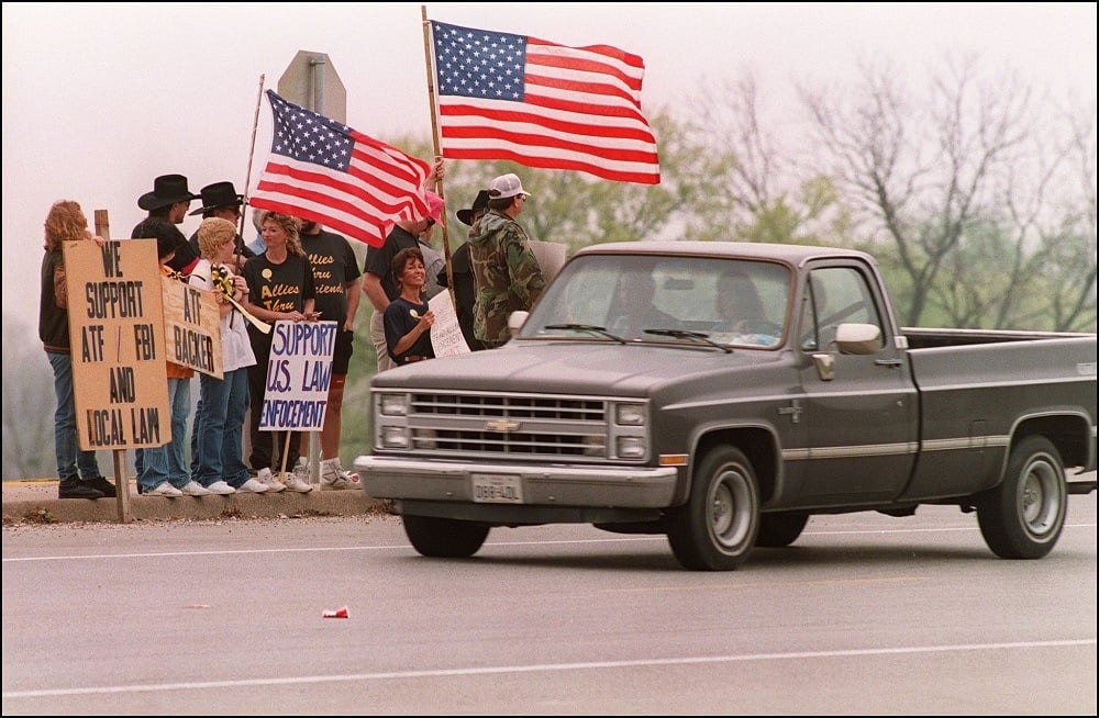 ATF supporters during the shootout in 1993. Advocates of the Bureau of Alcohol, Tobacco and Firearms (ATF)