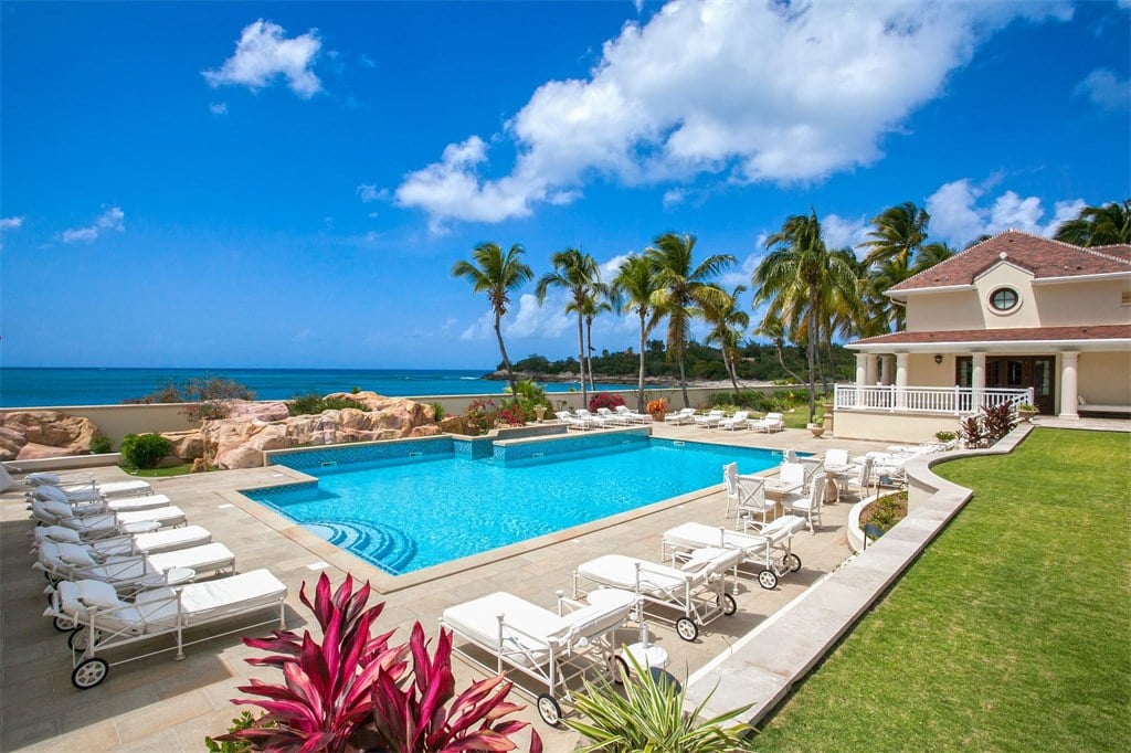 Donald Trump Chateau des Palmiers pool