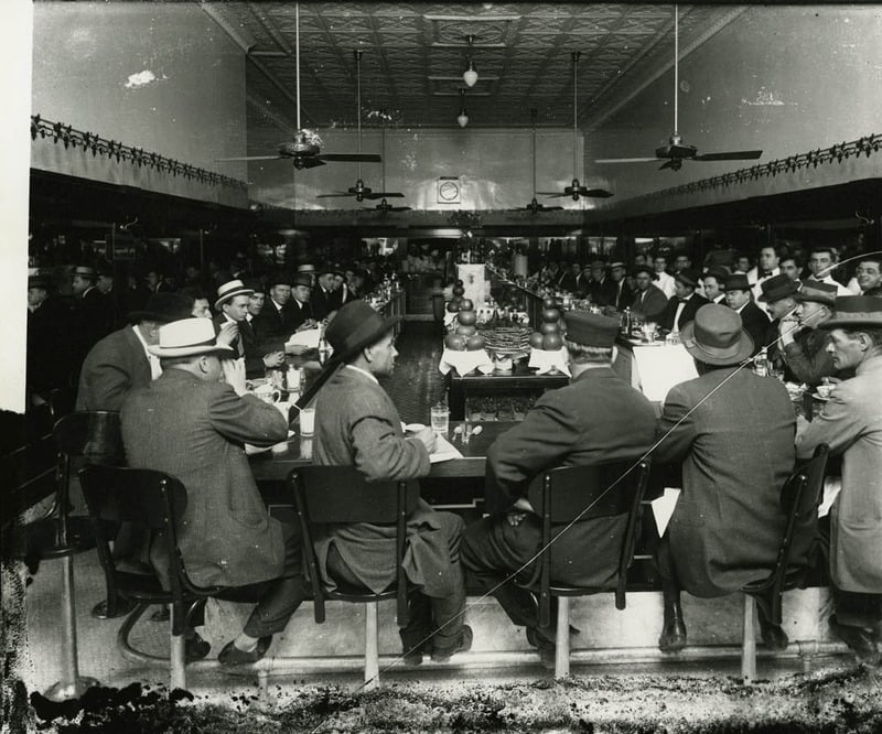 Elite Cafe patrons
