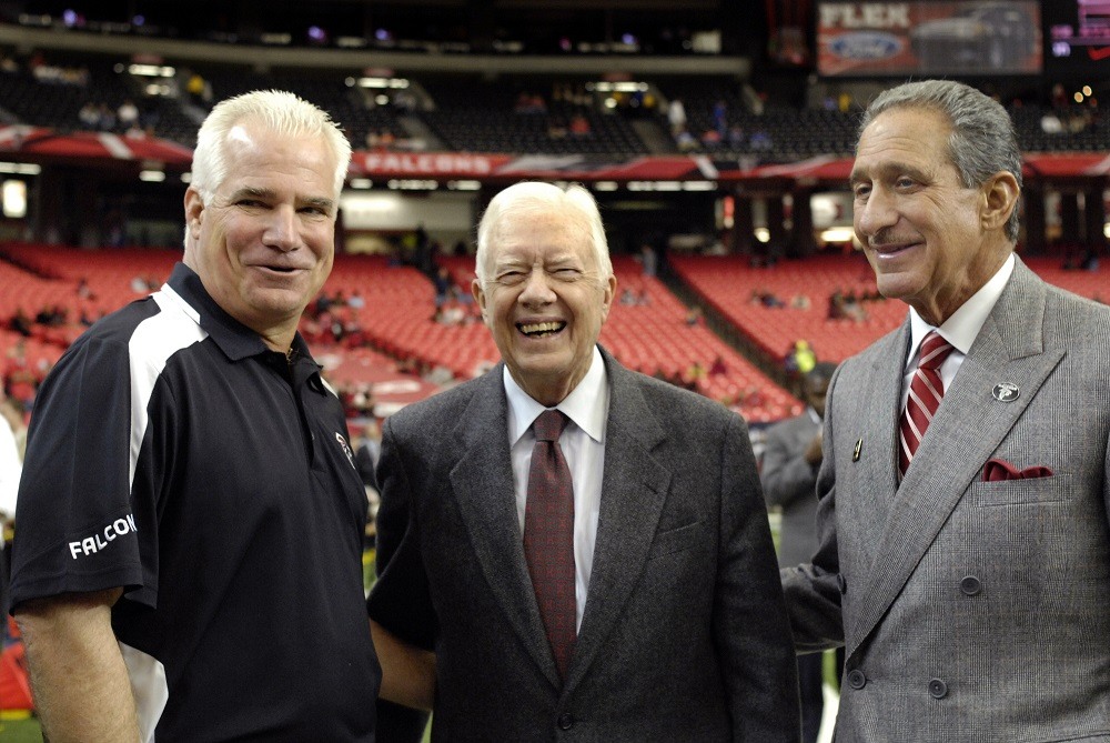 Former US President Jimmy Carter (C) poses with Atlanta Falcons