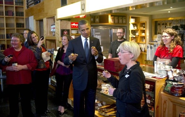 o Presidente Barack Obama (c) come um donut com o senador dos Estados Unidos Patty Murray (2 ° L) à medida que ele pára no Top Pot donuts em Seattle.são tão bons que até o Barack Obama fez a viagem para comer um enquanto era presidente. /Jim Watson/AFP/Getty Images