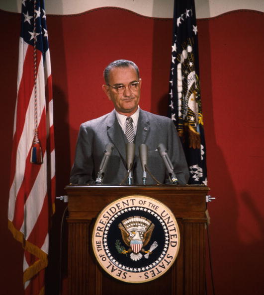 lyndon b johnson prononçant un discours