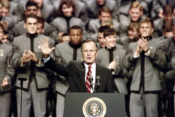 le président bush s'adresse à des cadets lors de son dernier discours en tant que président