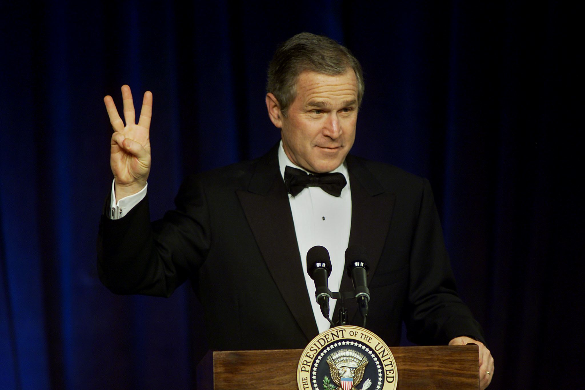 George W. Bush sfoggia una "W" ad uno dei nove balli a cui ha partecipato durante il suo insediamento."W" at one of the nine balls he attended during his inauguration.