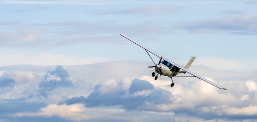 Propeller plane flying