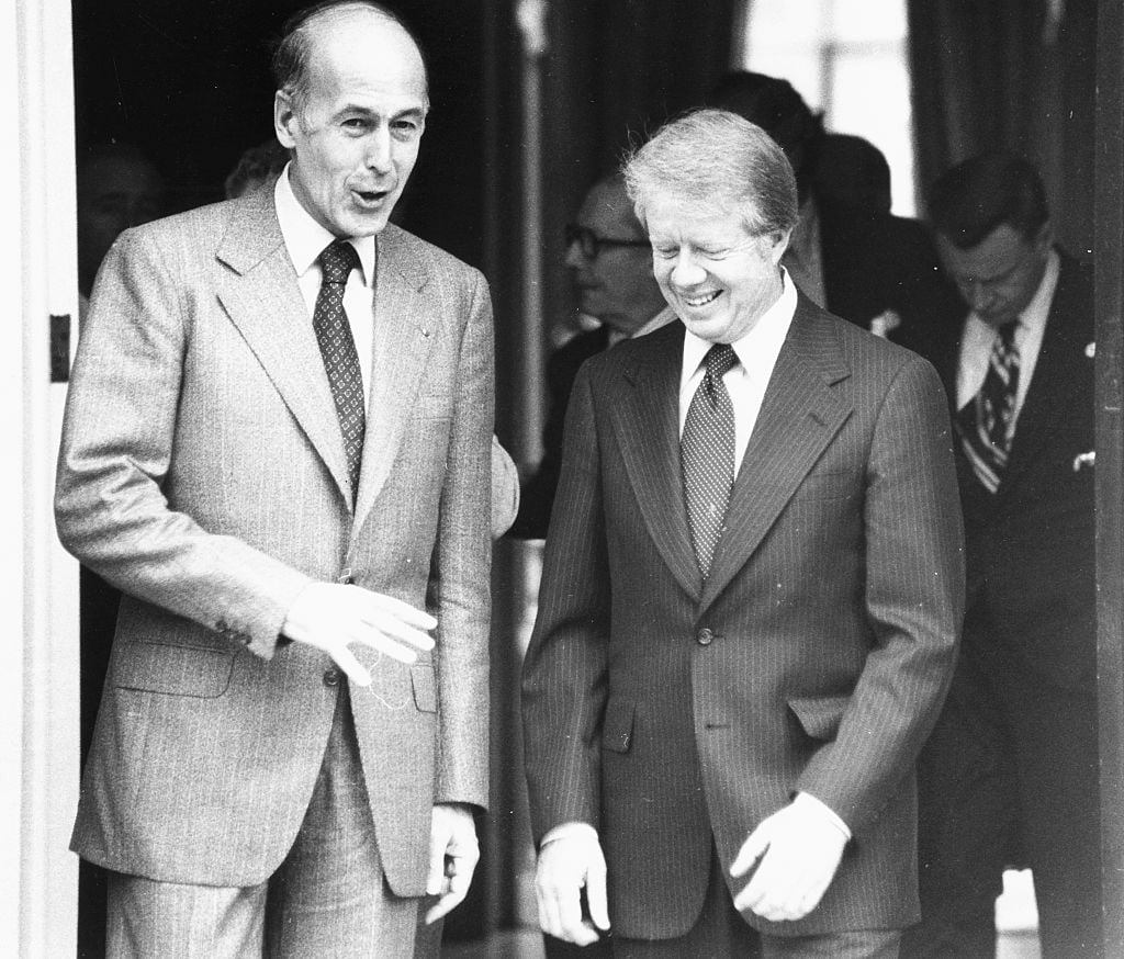 Il presidente francese Valery Giscard d'Estaing (a sinistra) parla con Jimmy Carter mentre lasciano la residenza degli ambasciatori francesi a Londra, 9 maggio 1977.'Estaing (left) talking to Jimmy Carter as they leave the French Ambassadors residence in London, May 9, 1977.