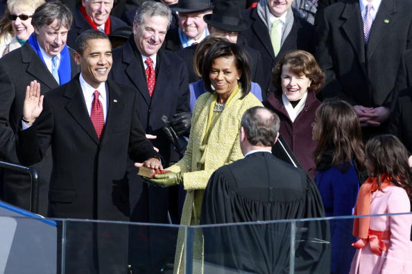 barack obama jurando su cargo ante el juez john roberts