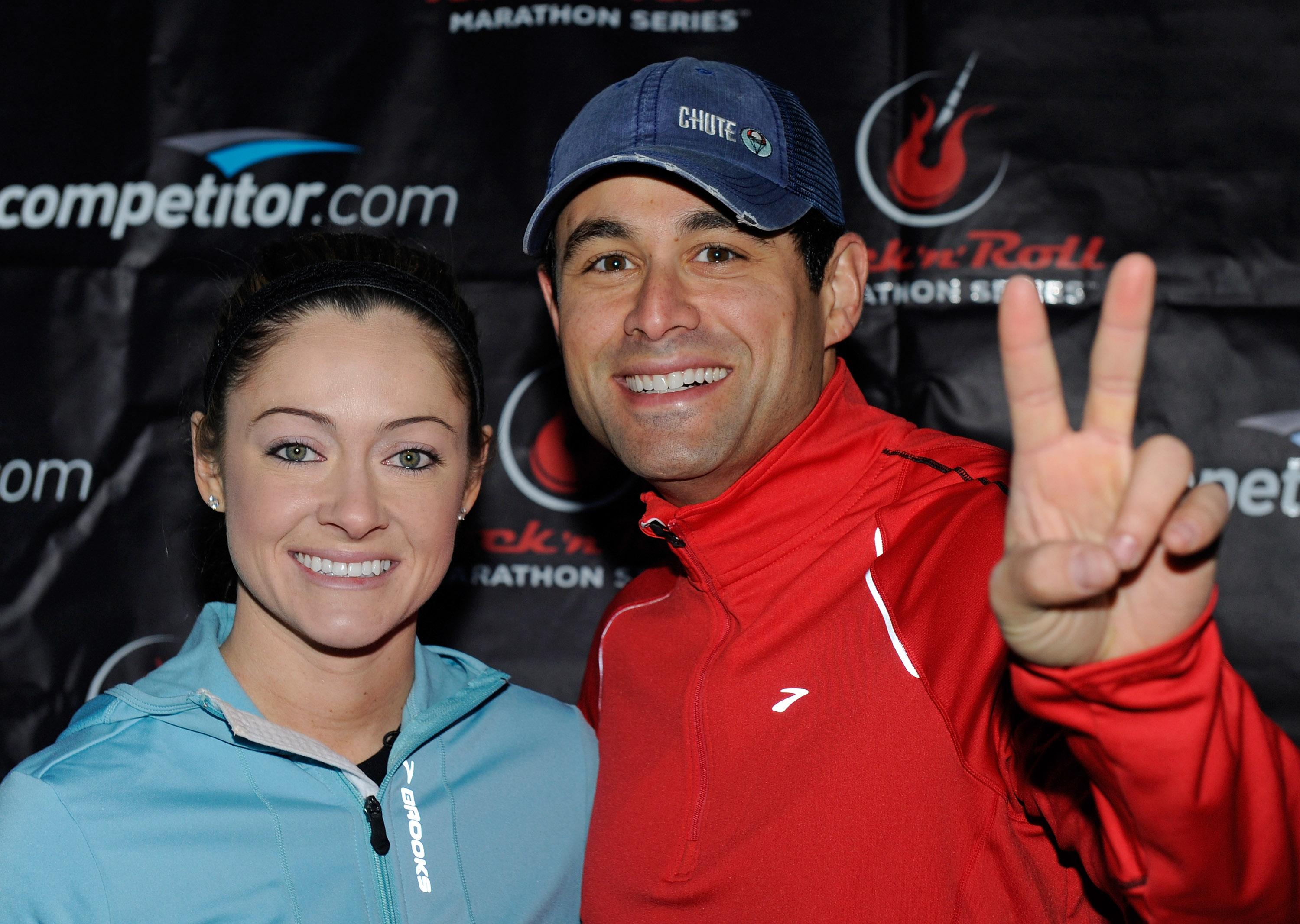 Molly Malaney smiles as Jason Mesnick grins and holds up a "peace" sign with his fingers. 