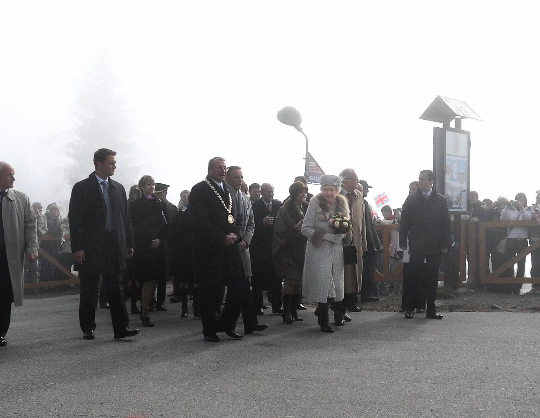 Bodyguards surround Queen Elizabeth II (
