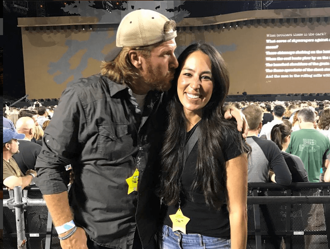 Chip gaines kisses Joanna Gaines on the cheek