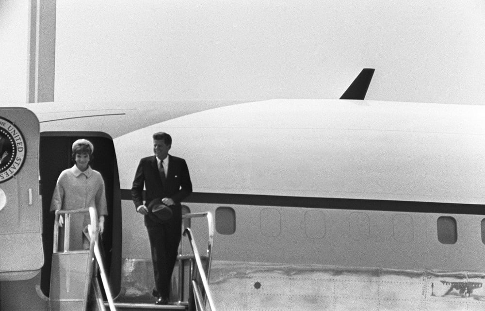 US President John Fitzgerald Kennedy (1917-63) and his wife Jacqueline disembark from the Air Force One