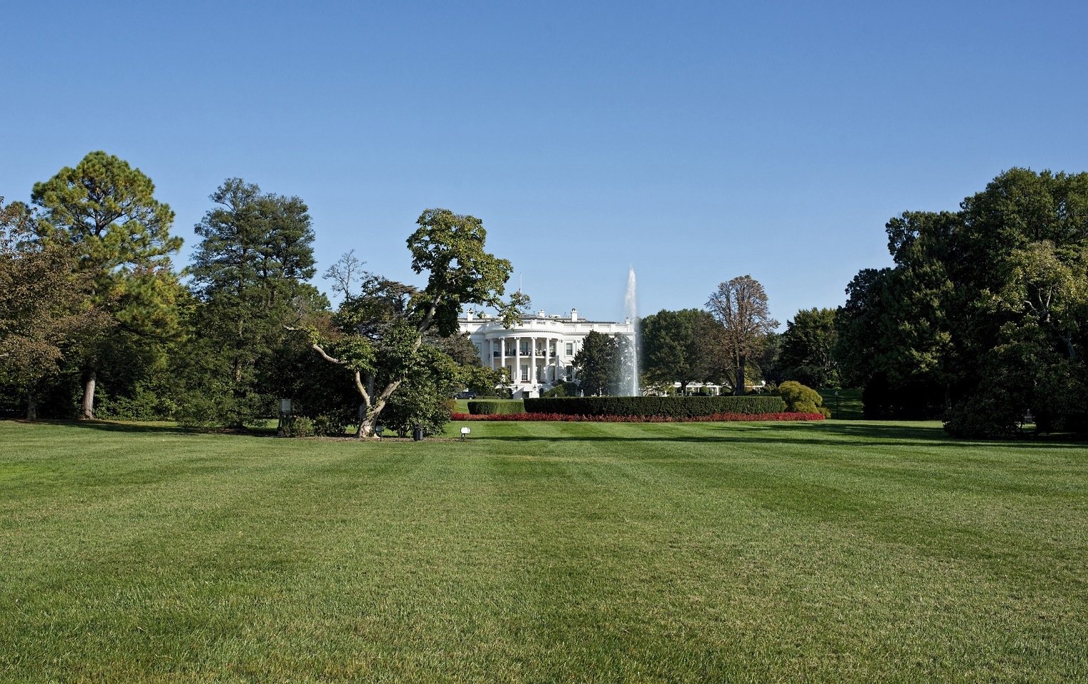 White House showing the South lawn , Washington DC.
