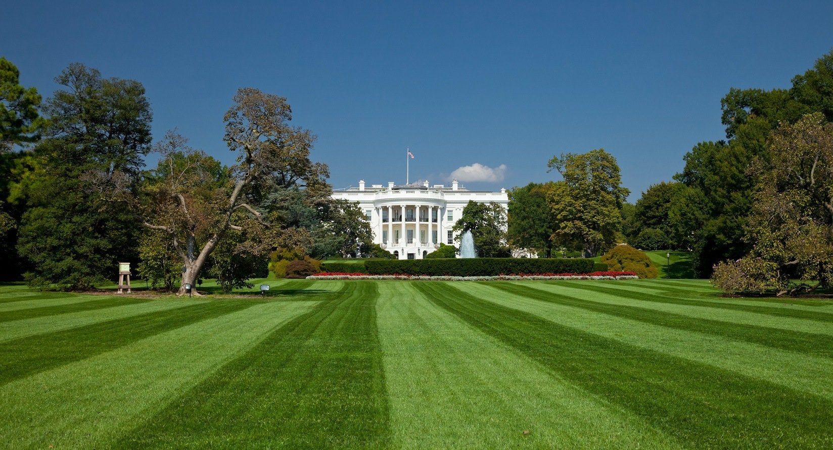 White House in Washington D C From front lawn view