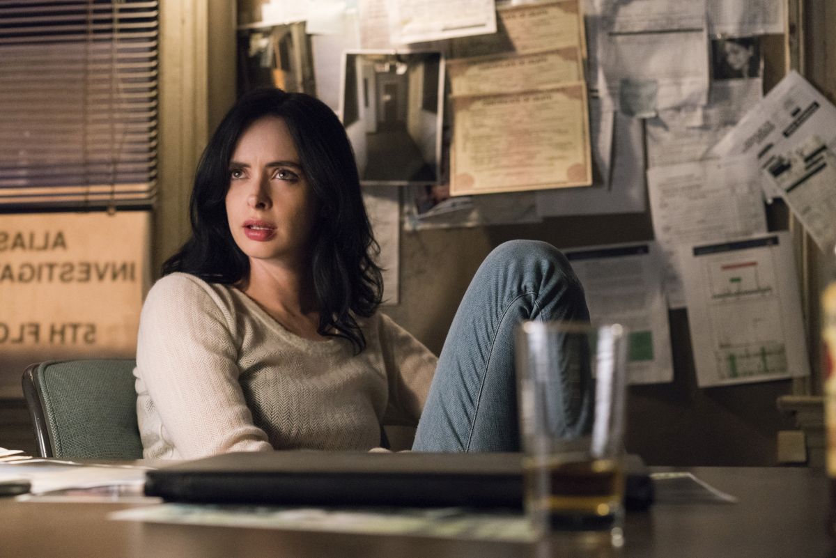 Jessica sitting at her desk on Jessica Jones Season 2