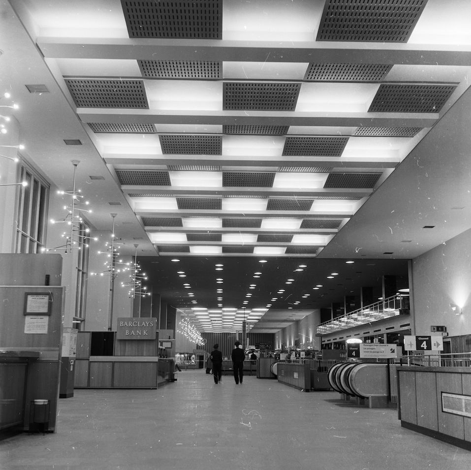 1957: A Barclays Bank situated in London Airport.