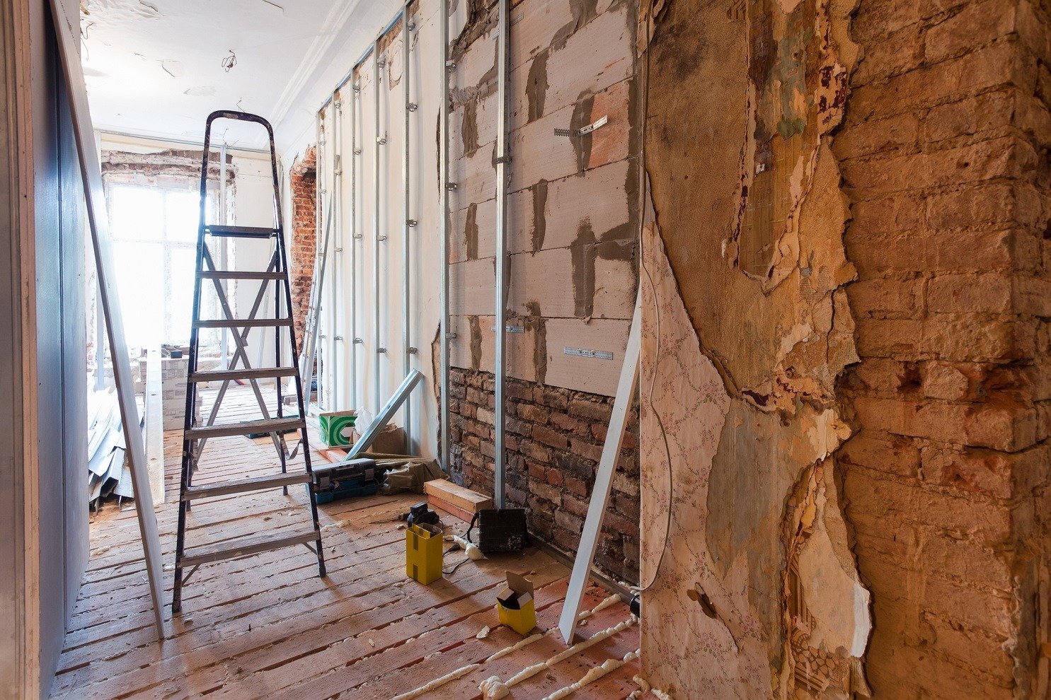 Innenraum der Wohnung mit Materialien während der Renovierung und des Baus ( Wand aus Gipskartonplatten herstellen)