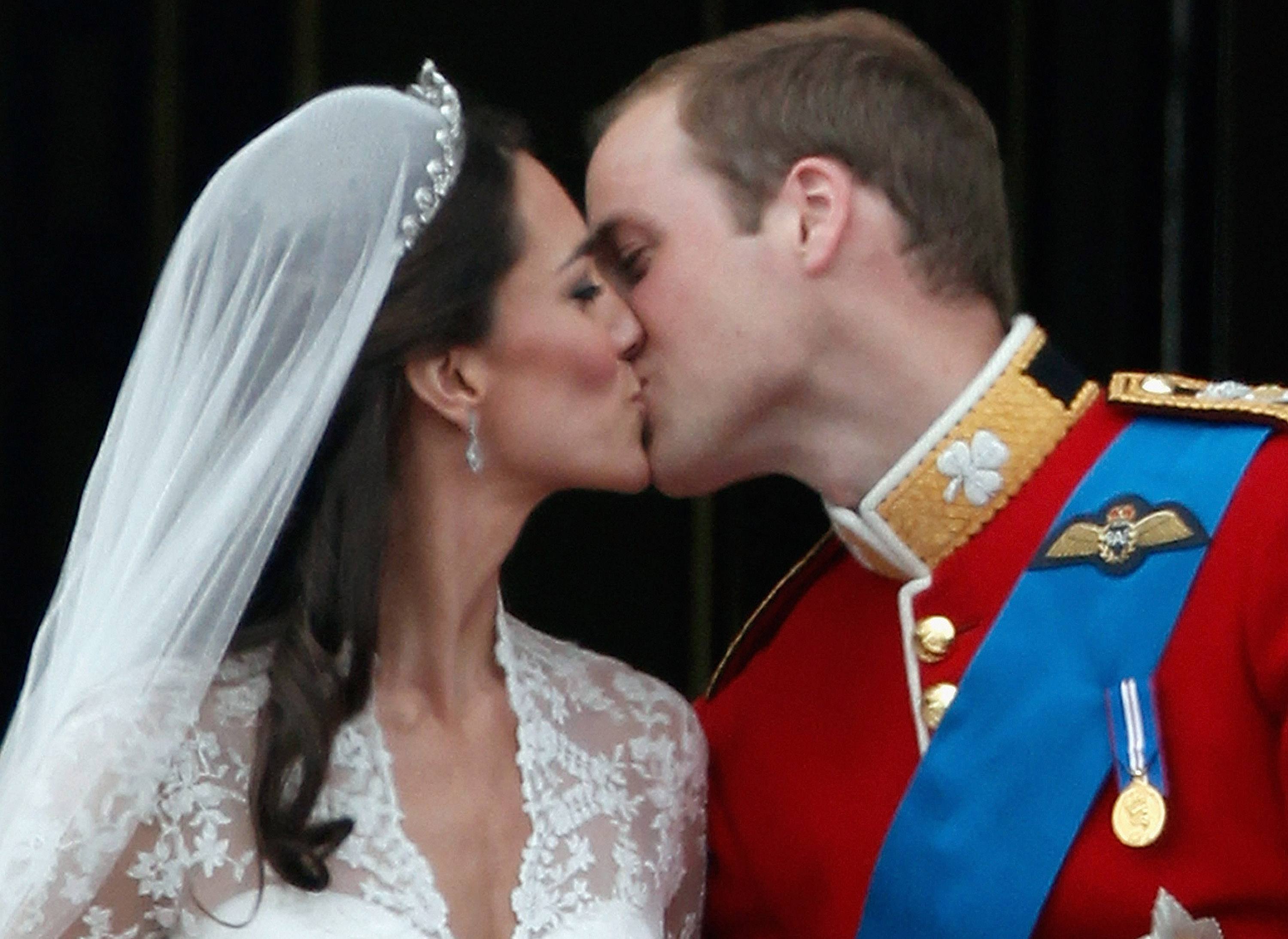 TRH Catherine, Duchess of Cambridge and Prince William, Duke of Cambridge kiss on the balcony at Buckingham Palace on April 29, 2011 in London, England.