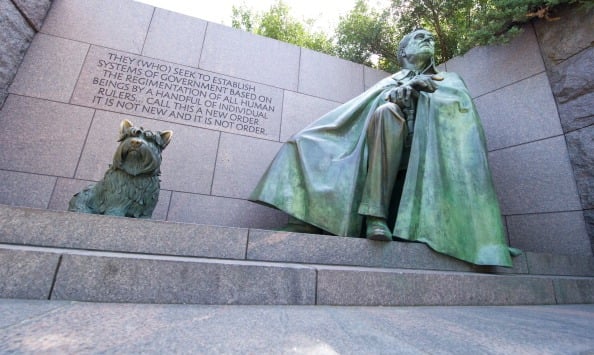 statues of FDR and his dog Fala