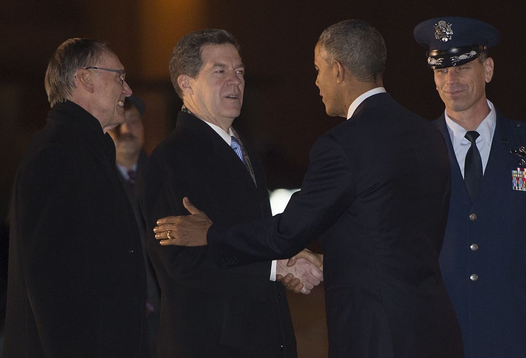 US President Barack Obama shakes hands with Kansas Governor Sam Brownback.